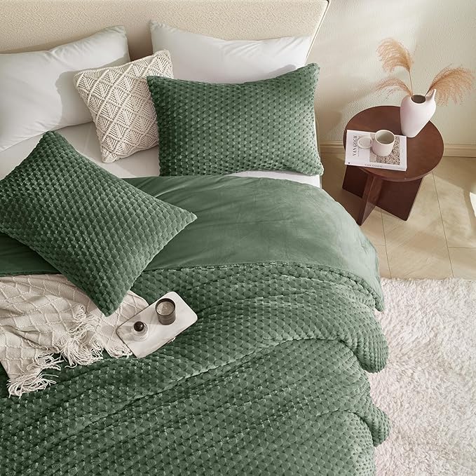 Petrichor Fluffy King Comforter Set - Ultra-Soft Green Flannel Thick Comforter for King Bed, Luxury Warm Bedding Set for Winter & Fall, Cozy Fuzzy Bed Set 3 Pieces (1 Comforter & 2 Pillowcases)