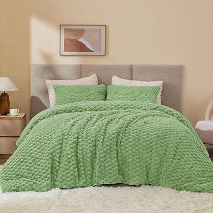BEDELITE Fluffy Queen Comforter Set - Grass Green Fleece Soft Comforter for Queen Size Bed, Luxury Warm Bedding Set for Winter, Fuzzy Bed Set 3 Pieces (1 Comforter, 2 Pillowcases)