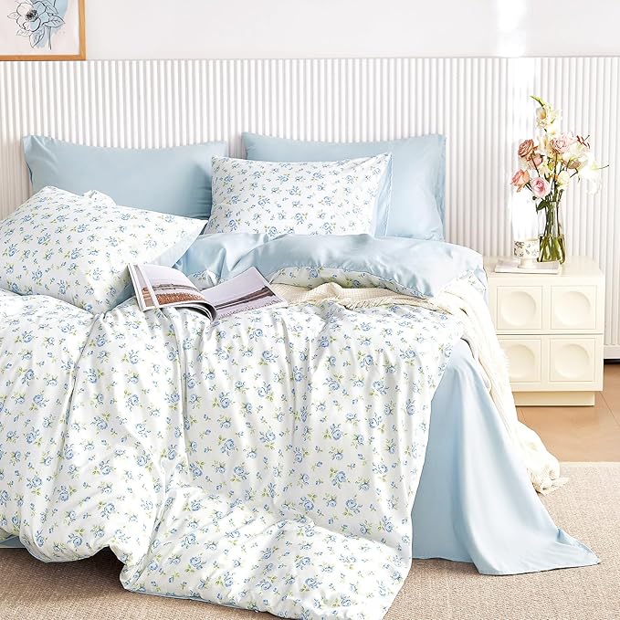 Wake In Cloud - Floral Comforter Set, Coquette Cottagecore Aesthetic Flower Shabby Chic Pattern for Women Teen Girls, Soft Lightweight Bedding, 3 Pieces, White Blue, Twin/Twin XL Size