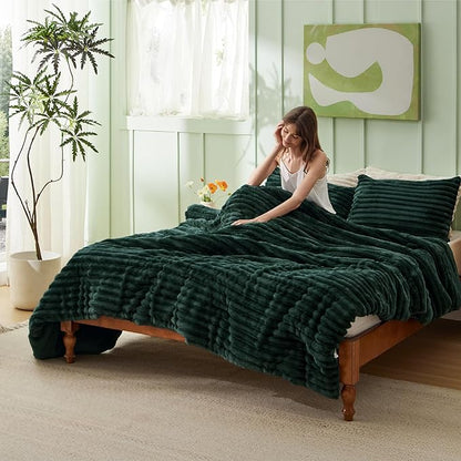 Bedsure Queen Comforter Set - GentleSoft™ 3 Pieces Fluffy Double-Side Fleece Comforter Set, Cozy Striped Room Decor Aesthetic, Luxury Emerald Bedding Queen Size with 2 Pillowcases, 90x90 Inches