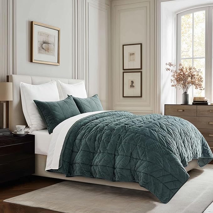 EVERGRACE 3 Pieces Luxurious Queen Velvet Quilts, Ultra Soft Lightweight Velvet Comforter Set, Matelasse Oversized Bedspread Coverlet for All Season with 2 Shams, Forest Green, 92"x96"
