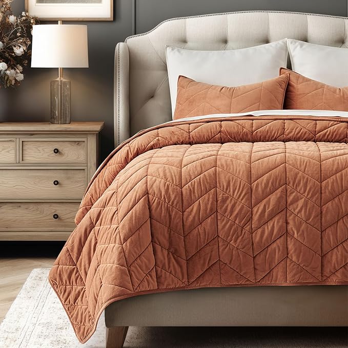 EVERGRACE 3 Pieces Luxurious Queen Velvet Quilts, Ultra Soft Lightweight Velvet Comforter Set, Matelasse Oversized Bedspread Coverlet for All Season with 2 Shams, Burnt Orange, 92"x96"