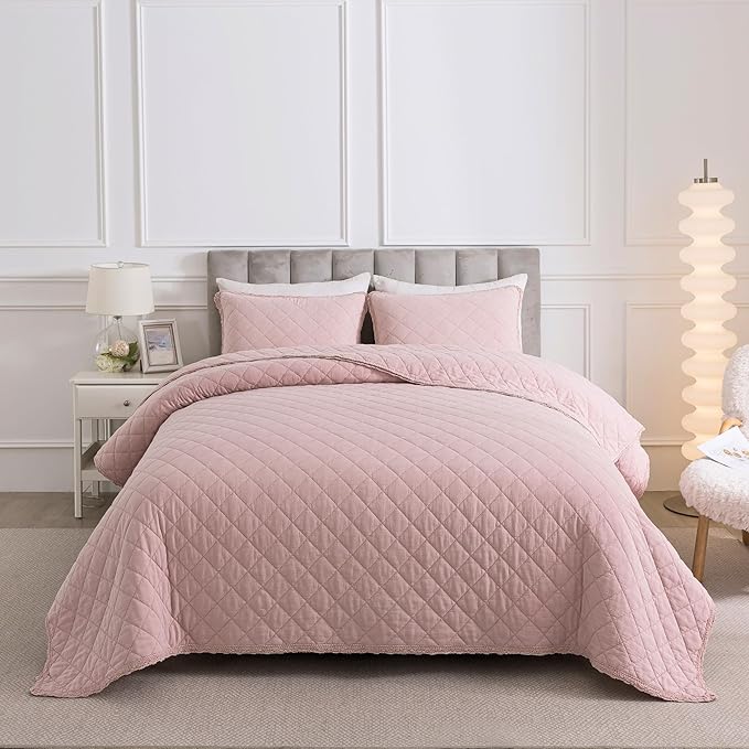 Soul & Lane Blush Diamond Cotton Quilt Set - King Size with 2 Shams, Shabby Chic Quilted Comforter, Lightweight Romantic Diamond Pattern Bedspread in Soft Pink, Scalloped Edge Bedding with Lace Trim