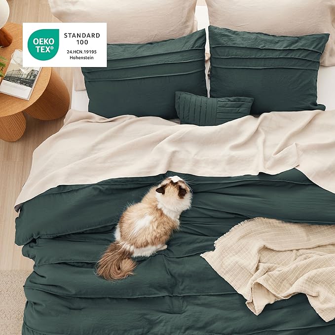 Bedsure Emerald Green Queen Comforter Set - 4 Pieces Pinch Pleat Bed Set, Down Alternative Bedding Sets for All Season, 1 Comforter, 2 Pillowcases, 1 Decorative Pillow