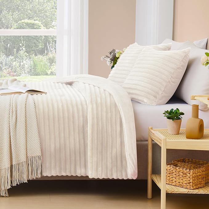 Geniospin Fleece King Size Comforter Set, Soft Fuzzy Fleece King Bedding Set, 3-Pieces White Comforter Set for All Season, Warm Fluffy Comforter with 2 Pillow Cases