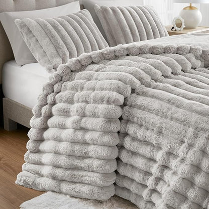 Madison Park Jasmine King Comforter Set, Luxurious Reversible Faux Fur Plush Ribbed Velvet Bedding, Fuzzy Thick Warm Winter Comforter, Super Soft Fluffy 3-Piece Set Light Grey