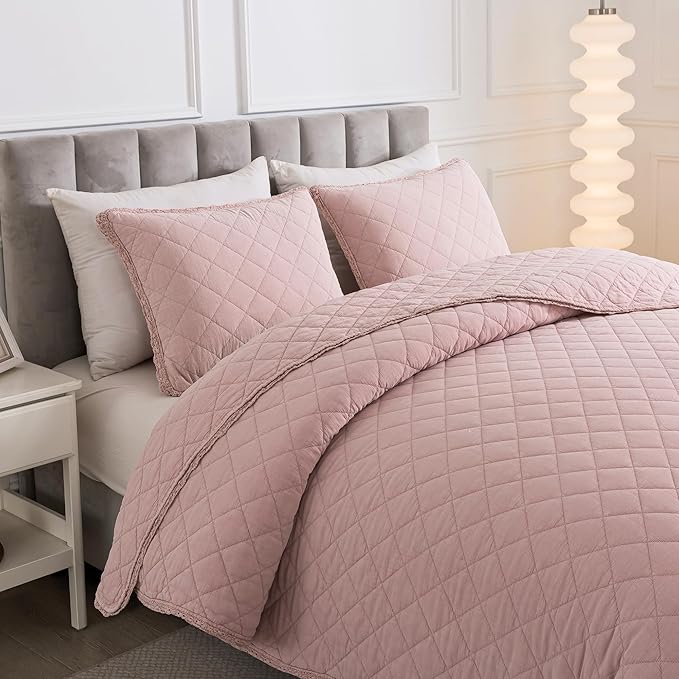 Soul & Lane Blush Diamond Cotton Quilt Set - Queen Size with 2 Shams, Shabby Chic Quilted Comforter, Lightweight Romantic Diamond Pattern Bedspread in Soft Pink, Scalloped Edge Bedding with Lace Trim