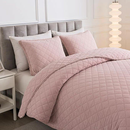 Soul & Lane Blush Diamond Cotton Quilt Set - Queen Size with 2 Shams, Shabby Chic Quilted Comforter, Lightweight Romantic Diamond Pattern Bedspread in Soft Pink, Scalloped Edge Bedding with Lace Trim