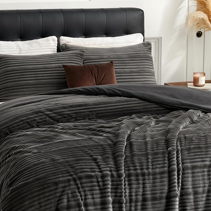 Amélie Home Luxury Flannel Fleece Queen Comforter Set,Soft Warm Striped Plush Bedding Set for Winter, 3 Pieces, 1 Cozy Comforter with 2 Pillowcases, Charcoal Gray, 90"x90"