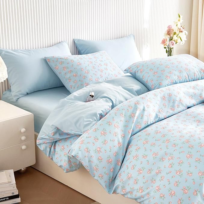 Wake In Cloud - Floral Comforter Set, Coquette Cottagecore Aesthetic Flower Shabby Chic Pattern for Women Teen Girls, Soft Lightweight Bedding, 3 Pieces, Blue Pink, Queen Size
