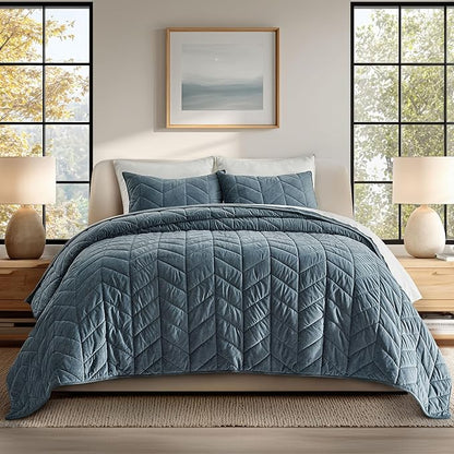 EVERGRACE 3 Pieces Luxurious Queen Velvet Quilts, Ultra Soft Lightweight Velvet Comforter Set, Matelasse Oversized Bedspread Coverlet for All Season with 2 Shams, Stormy Blue, 92"x96"