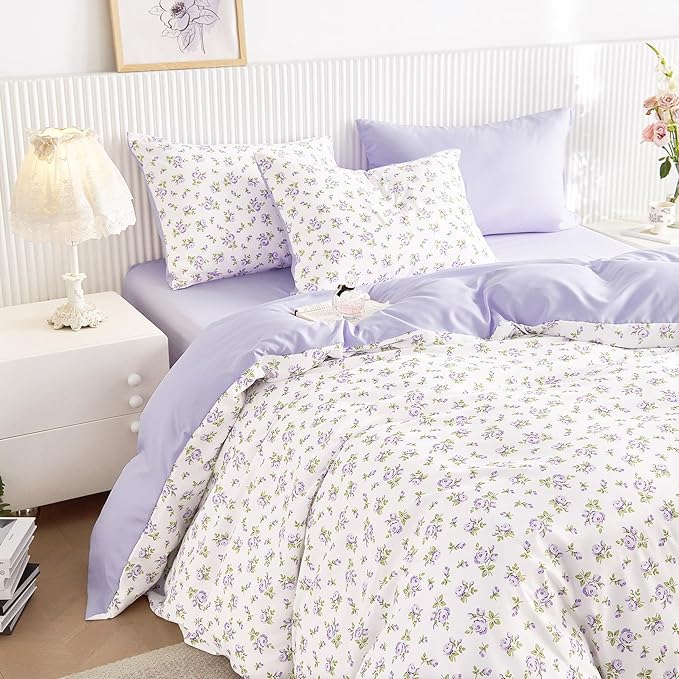 Wake In Cloud - Floral Comforter Set, Coquette Cottagecore Aesthetic Flower Shabby Chic Pattern for Women Teen Girls, Soft Lightweight Bedding, 3 Pieces, White Purple, Queen Size