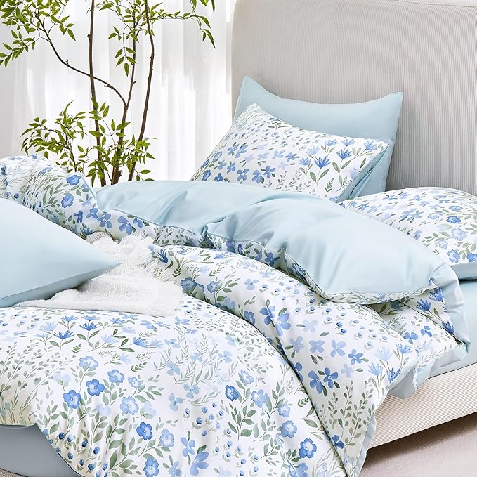 Wake In Cloud - Floral Comforter Set, Farmhouse Cottagecore Style with Romantic Garden Wildflowers and Leaves Pattern, Soft Lightweight Bedding, 3 Pieces, Blue White, Full Size