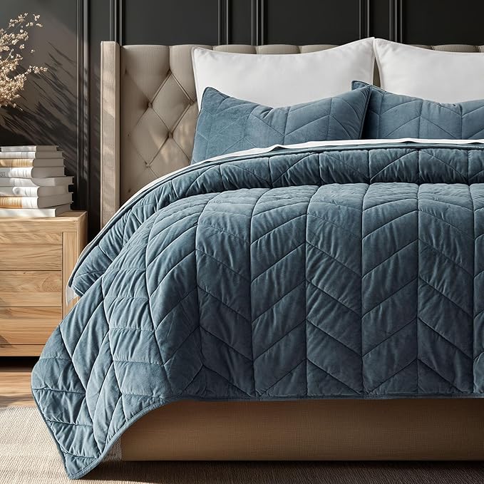 EVERGRACE 3 Pieces Luxurious Queen Velvet Quilts, Ultra Soft Lightweight Velvet Comforter Set, Matelasse Oversized Bedspread Coverlet for All Season with 2 Shams, Stormy Blue, 92"x96"