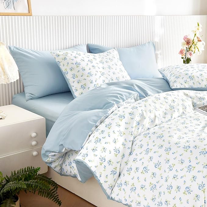 Wake In Cloud - Floral Comforter Set, Coquette Cottagecore Aesthetic Flower Shabby Chic Pattern for Women Teen Girls, Soft Lightweight Bedding, 3 Pieces, White Blue, Full Size
