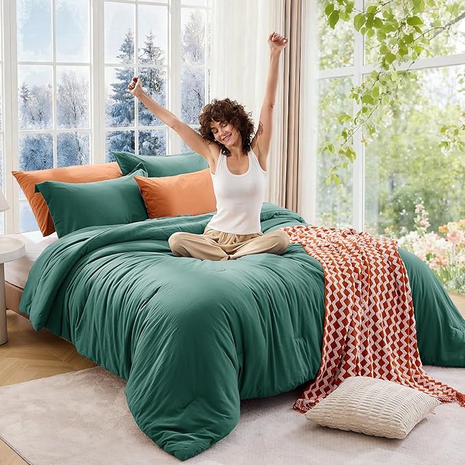 MUXHOMO Queen Comforter Set, All Season Ultra Soft Down Alternative Bedding - 3 Piece Lightweight Bed Set Includes 1 Comforter (90"x90") and 2 Pillow Shams (20"x26"), Emerald Green