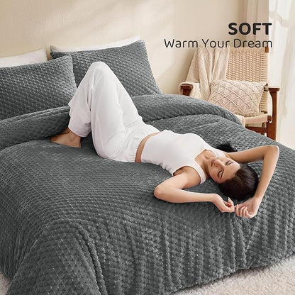 Petrichor Fluffy King Comforter Set - Ultra-Soft Gray Flannel Thick Comforter for King Bed, Luxury Warm Bedding Set for Winter & Fall, Cozy Fuzzy Bed Set 3 Pieces (1 Comforter & 2 Pillowcases)