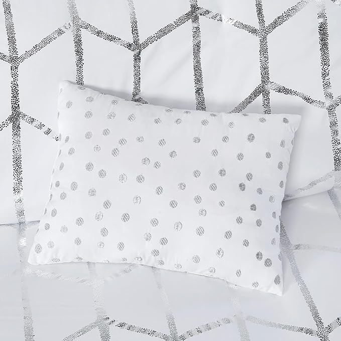 Intelligent Design Raina Twin / Twin XL Comforter Set, Soft Microfiber Comforter Set Twin, Modern Geometric Metallic Bed Set, 4 Pieces College Bedding Comforter Set with 1 Sham, 2 Toss Pillows White