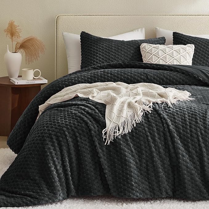 Petrichor Fluffy Queen Comforter Set - Ultra-Soft Black Flannel Thick Comforter for Queen Bed, Luxury Warm Bedding Set for Winter & Fall, Cozy Fuzzy Bed Set 3 Pieces (1 Comforter & 2 Pillowcases)