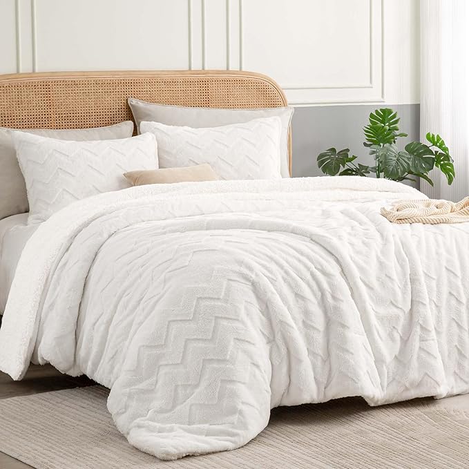 BEDELITE Fluffy Queen Comforter Set - Super Soft Sherpa Beige Comforter for Queen Size Bed, Luxury Warm Bedding Set for Winter, Fuzzy Bed Set 3 Pieces (1 Comforter, 2 Pillowcases)