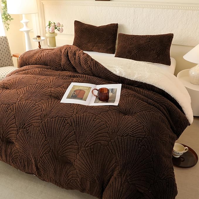 Seashell Jacquard Sherpa Comforter Set Warm Cozy Premium Bedding 3 Pieces, King Size Geometric Pattern Quilt Comforter with 2 Pillowcases(104"X90" Coffee)