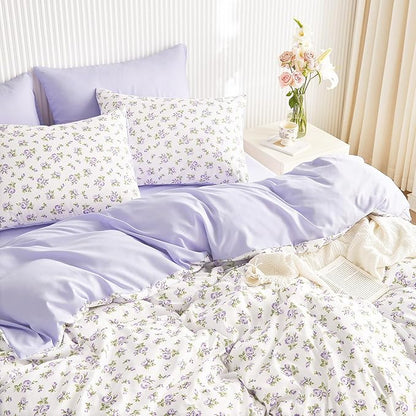 Wake In Cloud - Floral Comforter Set, Coquette Cottagecore Aesthetic Flower Shabby Chic Pattern for Women Teen Girls, Soft Lightweight Bedding, 3 Pieces, White Purple, Queen Size