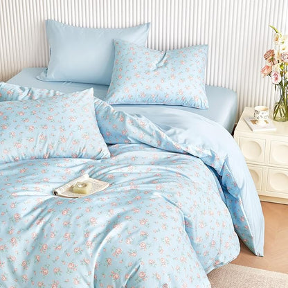 Wake In Cloud - Floral Comforter Set, Coquette Cottagecore Aesthetic Flower Shabby Chic Pattern for Women Teen Girls, Soft Lightweight Bedding, 3 Pieces, Blue Pink, Queen Size