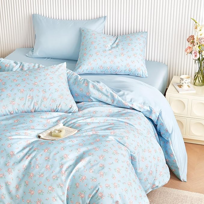 Wake In Cloud - Floral Comforter Set, Coquette Cottagecore Aesthetic Flower Shabby Chic Pattern for Women Teen Girls, Soft Lightweight Bedding, 3 Pieces, Blue Pink, Full Size
