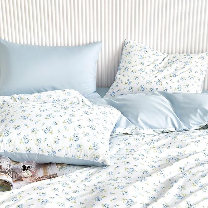 Wake In Cloud - Floral Comforter Set, Coquette Cottagecore Aesthetic Flower Shabby Chic Pattern for Women Teen Girls, Soft Lightweight Bedding, 3 Pieces, White Blue, Twin/Twin XL Size