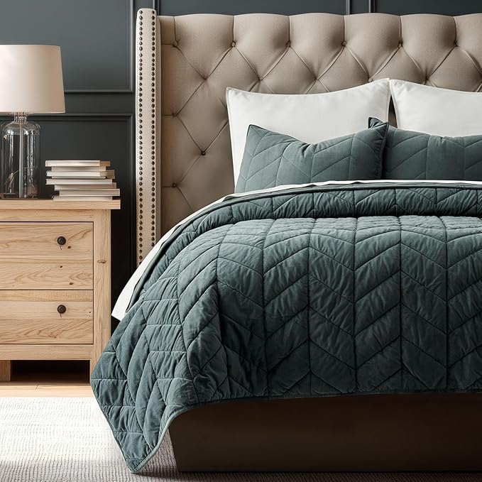 EVERGRACE 3 Pieces Luxurious Queen Velvet Quilts, Ultra Soft Lightweight Velvet Comforter Set, Matelasse Oversized Bedspread Coverlet for All Season with 2 Shams, Forest Green, 92"x96"