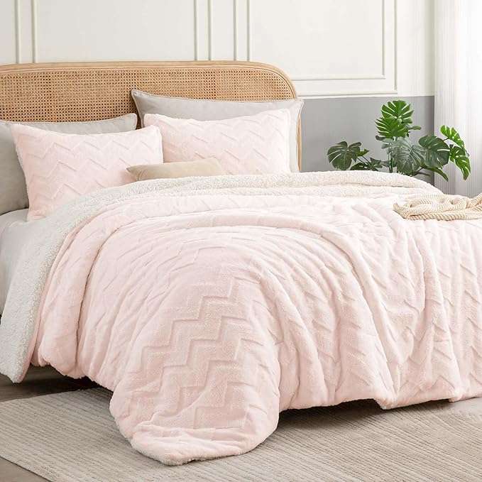 BEDELITE Fluffy Queen Comforter Set - Super Soft Sherpa Pink Comforter for Queen Size Bed, Luxury Warm Bedding Set for Winter, Fuzzy Bed Set 3 Pieces (1 Comforter, 2 Pillowcases)