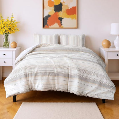 Amazon Basics Comforter Set, 3-Piece Jacquard Microfiber Comforter and 2 Pillow Shams, All-Season Bedding, King, Beige Striped
