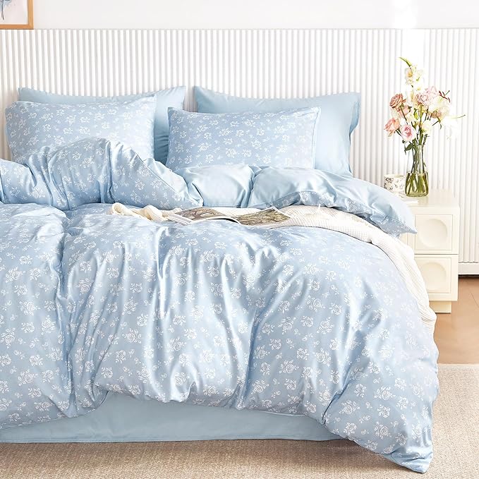 Wake In Cloud - Floral Comforter Set, Coquette Cottagecore Aesthetic Flower Shabby Chic Pattern for Women Teen Girls, Soft Lightweight Bedding, 3 Pieces, Light Blue, Full Size