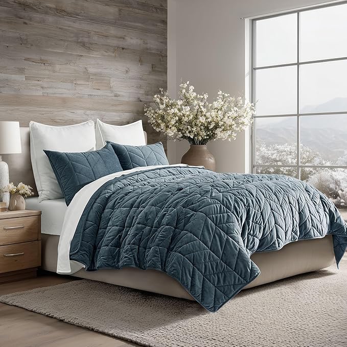 EVERGRACE 3 Pieces Luxurious Queen Velvet Quilts, Ultra Soft Lightweight Velvet Comforter Set, Matelasse Oversized Bedspread Coverlet for All Season with 2 Shams, Stormy Blue, 92"x96"