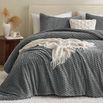 Petrichor Fluffy Queen Comforter Set - Ultra-Soft Gray Flannel Thick Comforter for Queen Bed, Luxury Warm Bedding Set for Winter & Fall, Cozy Fuzzy Bed Set 3 Pieces (1 Comforter & 2 Pillowcases)