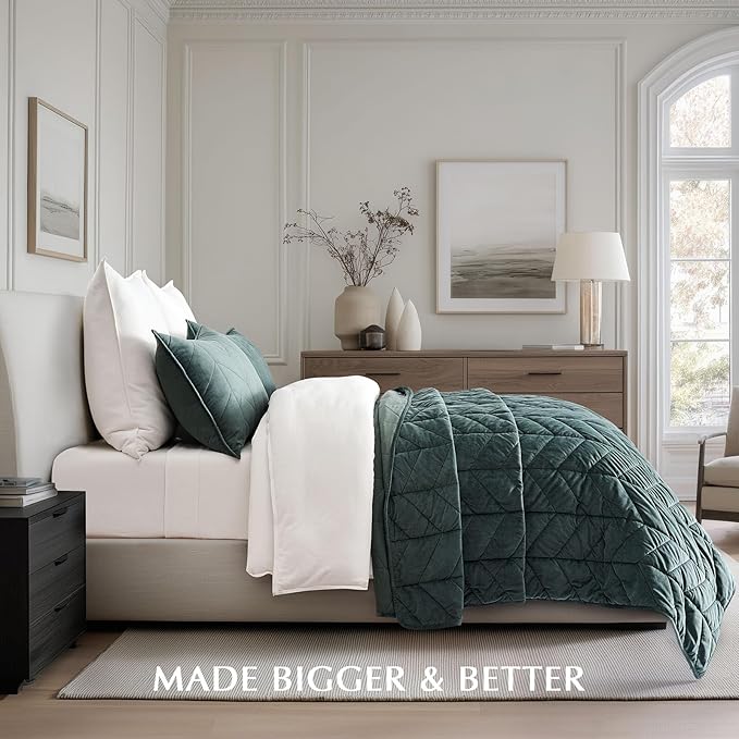 EVERGRACE 3 Pieces Luxurious Velvet King Quilts, Ultra Soft Lightweight Velvet Comforter Set, Matelasse Oversized Bedspread Coverlet for All Season with 2 Shams, Forest Green, 108"x96"
