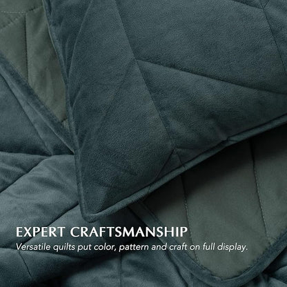 EVERGRACE 3 Pieces Luxurious Velvet King Quilts, Ultra Soft Lightweight Velvet Comforter Set, Matelasse Oversized Bedspread Coverlet for All Season with 2 Shams, Forest Green, 108"x96"