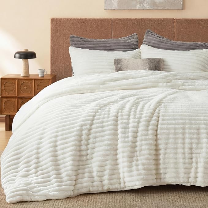Bedsure Comforter Full Size - GentleSoft™ 3 Pieces Fluffy Double-Side Fleece Comforter Set, Cozy Striped Room Decor Aesthetic, Luxury White Full Size Bedding with 2 Pillowcases, 82x86 Inches