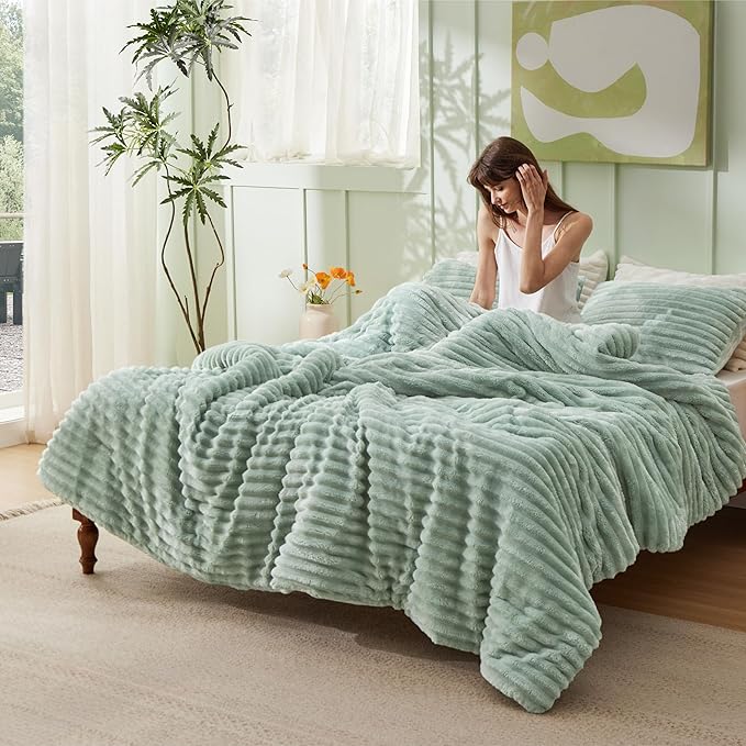 Bedsure King Size Comforter Set - GentleSoft™ 3 Pieces Fluffy Double-Side Fleece Comforter Set, Cozy Striped Room Decor Aesthetic, Luxury Sage Green King Bedding with 2 Pillowcases, 104x90 Inches