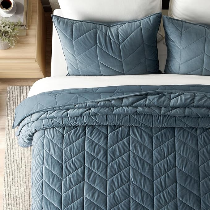 EVERGRACE 3 Pieces Luxurious Queen Velvet Quilts, Ultra Soft Lightweight Velvet Comforter Set, Matelasse Oversized Bedspread Coverlet for All Season with 2 Shams, Stormy Blue, 92"x96"