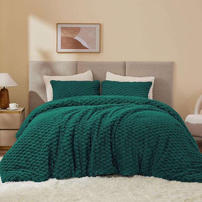 BEDELITE Fluffy Queen Comforter Set - Dark Green Fleece Soft Comforter for Queen Size Bed, Luxury Warm Bedding Set for Winter, Fuzzy Bed Set 3 Pieces (1 Comforter, 2 Pillowcases)