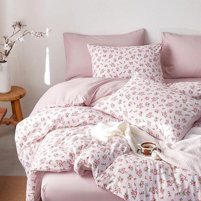Wake In Cloud - Floral Comforter Set, Coquette Cottagecore Aesthetic Flower Shabby Chic Pattern for Women Teen Girls, Soft Lightweight Bedding, 3 Pieces, Pink, Queen Size