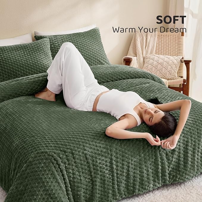 Petrichor Fluffy King Comforter Set - Ultra-Soft Green Flannel Thick Comforter for King Bed, Luxury Warm Bedding Set for Winter & Fall, Cozy Fuzzy Bed Set 3 Pieces (1 Comforter & 2 Pillowcases)