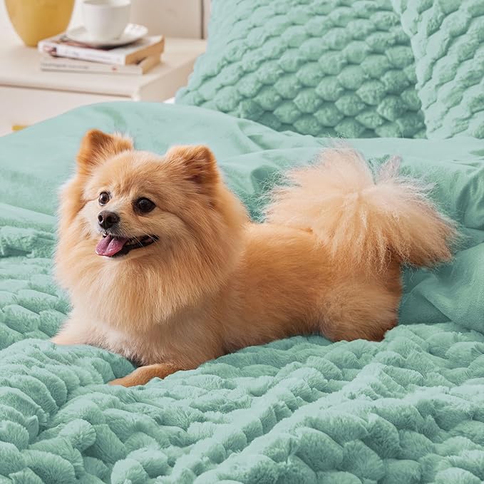 BEDELITE Fluffy Queen Comforter Set - Haze Blue Fleece Soft Comforter for Queen Size Bed, Luxury Warm Bedding Set for Winter, Fuzzy Bed Set 3 Pieces (1 Comforter, 2 Pillowcases)