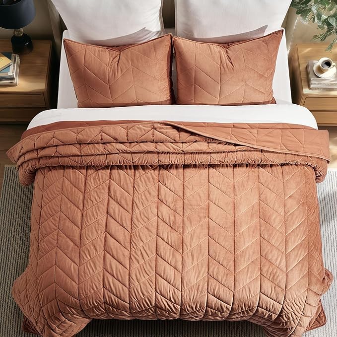 EVERGRACE 3 Pieces Luxurious Queen Velvet Quilts, Ultra Soft Lightweight Velvet Comforter Set, Matelasse Oversized Bedspread Coverlet for All Season with 2 Shams, Burnt Orange, 92"x96"