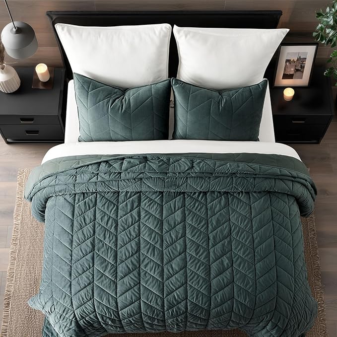 EVERGRACE 3 Pieces Luxurious Velvet King Quilts, Ultra Soft Lightweight Velvet Comforter Set, Matelasse Oversized Bedspread Coverlet for All Season with 2 Shams, Forest Green, 108"x96"