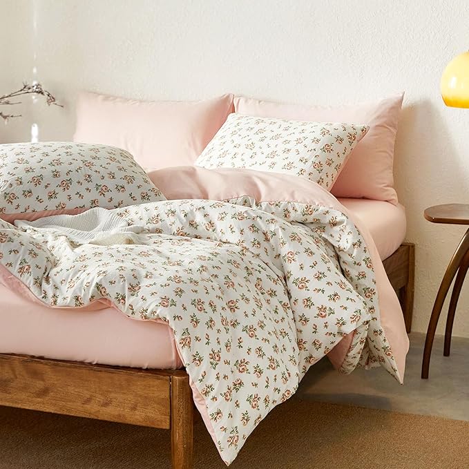 Wake In Cloud - Floral Comforter Set, Coquette Cottagecore Aesthetic Flower Shabby Chic Pattern for Women Teen Girls, Soft Lightweight Bedding, 3 Pieces, Peach Blush, Queen Size