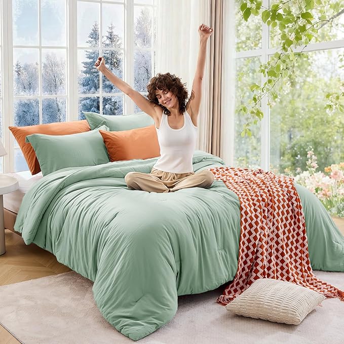 MUXHOMO Queen Comforter Set, All Season Ultra Soft Down Alternative Bedding - 3 Piece Lightweight Bed Set Includes 1 Comforter (90"x90") and 2 Pillow Shams (20"x26"), Sage Green