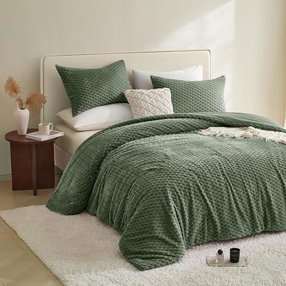 Petrichor Fluffy Queen Comforter Set - Ultra-Soft Green Flannel Thick Comforter for Queen Bed, Luxury Warm Bedding Set for Winter & Fall, Cozy Fuzzy Bed Set 3 Pieces (1 Comforter & 2 Pillowcases)