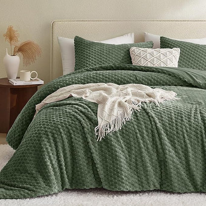 Petrichor Fluffy King Comforter Set - Ultra-Soft Green Flannel Thick Comforter for King Bed, Luxury Warm Bedding Set for Winter & Fall, Cozy Fuzzy Bed Set 3 Pieces (1 Comforter & 2 Pillowcases)